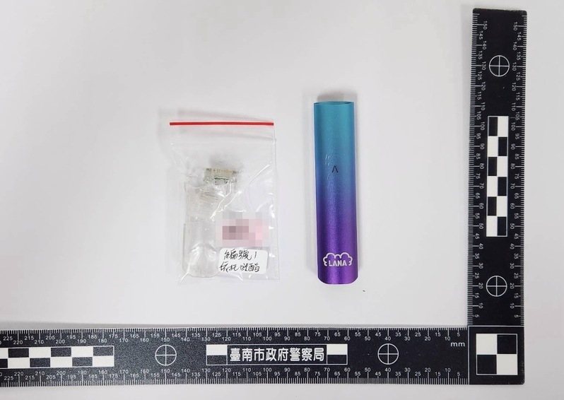 警方盤查郭姓男子後,發現其腰間攜帶電子煙棒與煙彈,經檢測內含俗稱「喪屍煙彈」三級毒品依托咪酯,將他帶回偵辦。記者邵心杰/翻攝 警方盤查郭姓男子後,發現其腰間攜帶電子煙棒與煙彈,經檢測內含俗稱「喪屍煙彈」三級毒品依托咪酯,將他帶回偵辦。記者邵心杰/翻攝