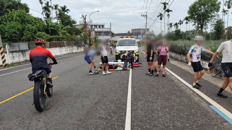 彰化縣芬園鄉大彰路139縣道,今天上午再發生楊姓自行車騎士撞上一隻竄出的流浪犬受傷送醫案件,自行車車架斷裂3截。圖/警方提供 彰化縣芬園鄉大彰路139縣道,今天上午再發生楊姓自行車騎士撞上一隻竄出的流浪犬受傷送醫案件,自行車車架斷裂3截。圖/警方提供