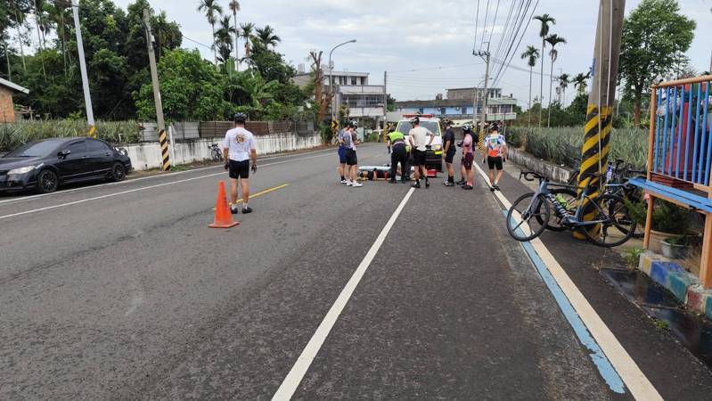 彰化縣芬園鄉大彰路139縣道,今天上午再發生楊姓自行車騎士撞上一隻竄出的流浪犬受傷送醫案件,自行車車架斷裂3截。圖/警方提供 彰化縣芬園鄉大彰路139縣道,今天上午再發生楊姓自行車騎士撞上一隻竄出的流浪犬受傷送醫案件,自行車車架斷裂3截。圖/警方提供