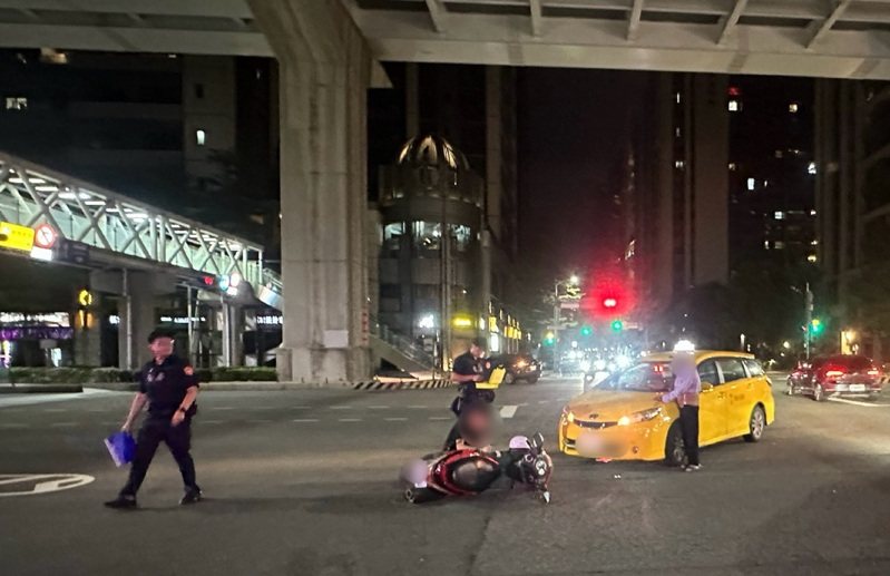 新北市新莊區思源路與中原路口昨天晚上發生兩車車禍，疑似騎士未依兩段式左轉釀禍，雙方沒有酒駕，肇因待查。記者曾伯愷／翻攝