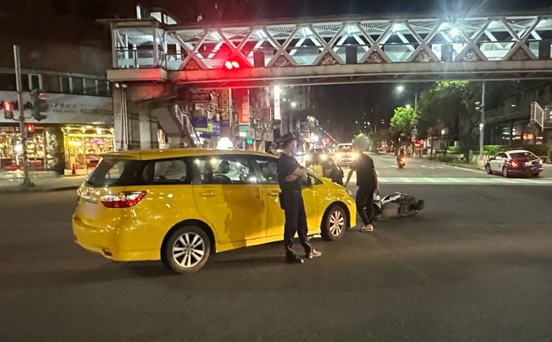新北市新莊區思源路與中原路口昨天晚上發生兩車車禍，疑似騎士未依兩段式左轉釀禍，雙方沒有酒駕，肇因待查。記者曾伯愷／翻攝