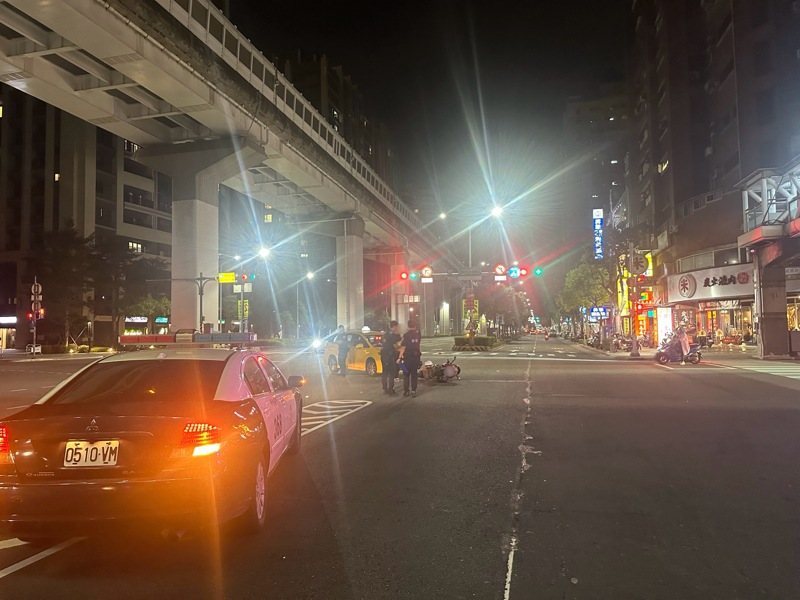 新北市新莊區思源路與中原路口昨天晚上發生兩車車禍，疑似騎士未依兩段式左轉釀禍，雙方沒有酒駕，肇因待查。記者曾伯愷／翻攝