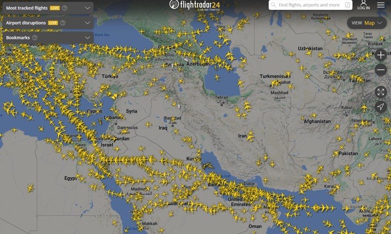 FlightRadar24指出,1日稍晚部分禁令解除,約旦與伊拉克在當地時間晚間重新開放領空。但目前選擇飛經該區域的航班並不多。圖/擷自FlightRadar24 FlightRadar24指出,1日稍晚部分禁令解除,約旦與伊拉克在當地時間晚間重新開放領空。但目前選擇飛經該區域的航班並不多。圖/擷自FlightRadar24