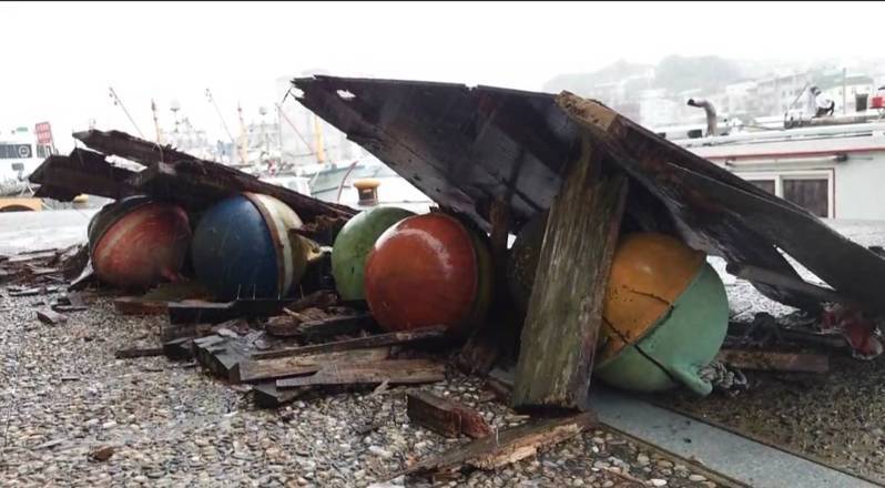 基隆彩色屋一棟4樓屋頂鐵皮加蓋，昨清晨因大雨及強風，已鏽蝕嚴重的屋簷瞬間掉落1樓，幸好當時沒有人。圖／讀者提供