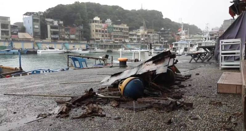 基隆彩色屋一棟4樓屋頂鐵皮加蓋，昨清晨因大雨及強風，已鏽蝕嚴重的屋簷瞬間掉落1樓，幸好當時沒有人。圖／讀者提供
