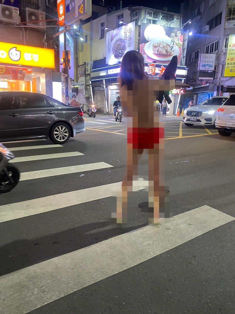 女子的行為也在網路引起熱議，有網友認為該女子是在詮釋萬聖節「國王的新衣」。圖／取自新竹人新竹事