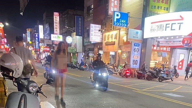 萬聖節大遊行時間還沒到，昨晚竟有一名全身赤裸，僅穿著紅色內褲的裸女在城隍廟商圈嬉遊，把大街當成伸展台走秀。圖／取自新竹人新竹事