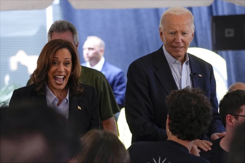 華爾街日報分析，絕大多數選民認為，賀錦麗(左)若當選，將延續拜登(右)政府不受歡迎的政策。(美聯社)