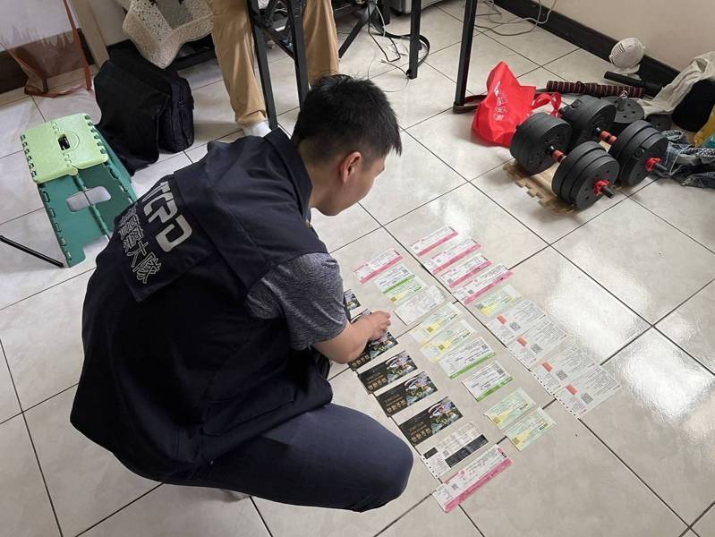 台北市刑大偵二隊,循線破獲專賣黃牛票的網路售票平台「史考樂家族售票平台」粉絲專頁,主嫌邱姓男子原本是電腦工程師,因當黃牛好賺,改當黃牛,圖為警方到邱嫌住處搜索逮人,及粉絲專頁等物證。記者廖炳棋/翻攝 台北市刑大偵二隊,循線破獲專賣黃牛票的網路售票平台「史考樂家族售票平台」粉絲專頁,主嫌邱姓男子原本是電腦工程師,因當黃牛好賺,改當黃牛,圖為警方到邱嫌住處搜索逮人,及粉絲專頁等物證。記者廖炳棋/翻攝