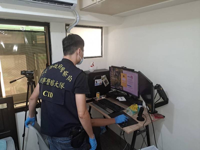 台北市刑大偵二隊,循線破獲專賣黃牛票的網路售票平台「史考樂家族售票平台」粉絲專頁,主嫌邱姓男子原本是電腦工程師,因當黃牛好賺,改當黃牛,圖為警方到邱嫌住處搜索逮人,及粉絲專頁等物證。記者廖炳棋/翻攝 台北市刑大偵二隊,循線破獲專賣黃牛票的網路售票平台「史考樂家族售票平台」粉絲專頁,主嫌邱姓男子原本是電腦工程師,因當黃牛好賺,改當黃牛,圖為警方到邱嫌住處搜索逮人,及粉絲專頁等物證。記者廖炳棋/翻攝