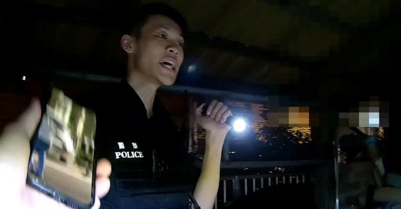 1名20歲的曾姓男子昨晚8時許，將轎車停放在桃園市中壢區新中一街上一棟民宅前，被該民宅54歲的陳姓男子發現，陳男行俠仗義前來勸導，雙方引發口角，持長約1公尺的斧頭攻擊曾男，造成曾男右手被斧頭刀背劃傷。記者翁唯真／翻攝