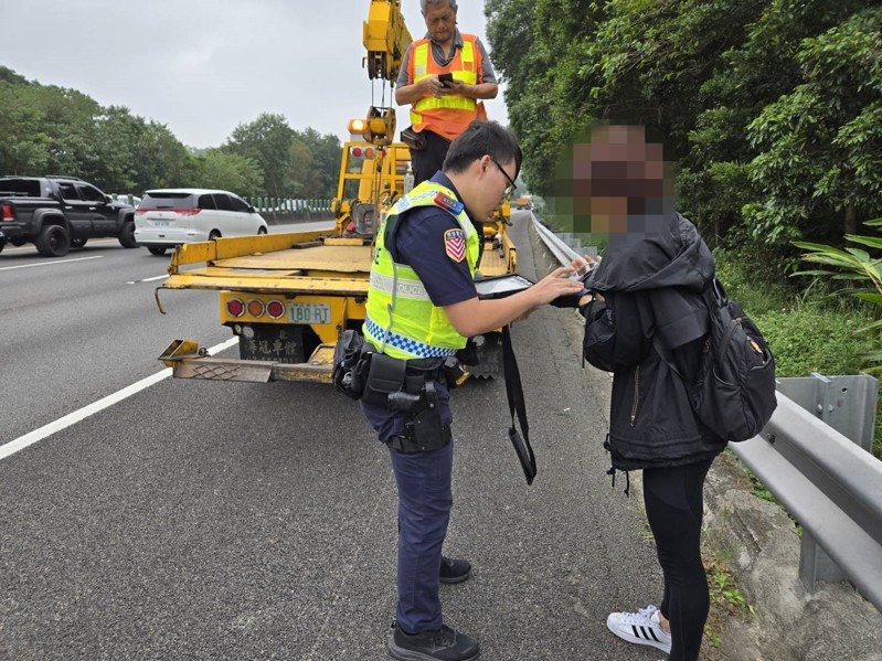 國道3號新竹竹林路段驚傳有男子騎YouBike公共自行車上高速公路。圖／民眾提供