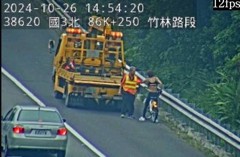 國道3號北向86公里處，今天下午2時許有民眾發現竟有男子把YouBike騎上國道，嚇得立即報警。圖／取自高公局1968App