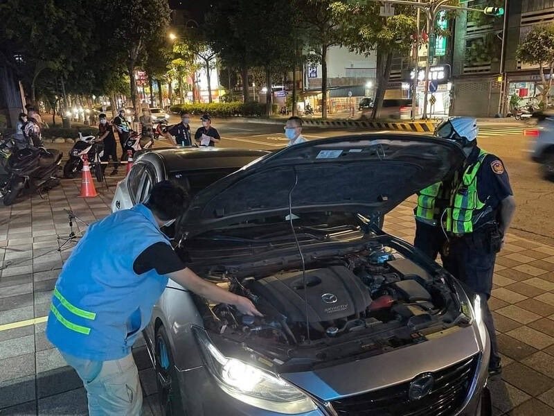 汽機車改裝排氣管噪音擾民，桃園市環警監聯合稽查行動由去年６月起每周３場，今年增至６場，今年1至9月辦理173場次，共攔檢2573件（輛），有1331件疑似改裝噪音車遭罰。記者陳恩惠／翻攝