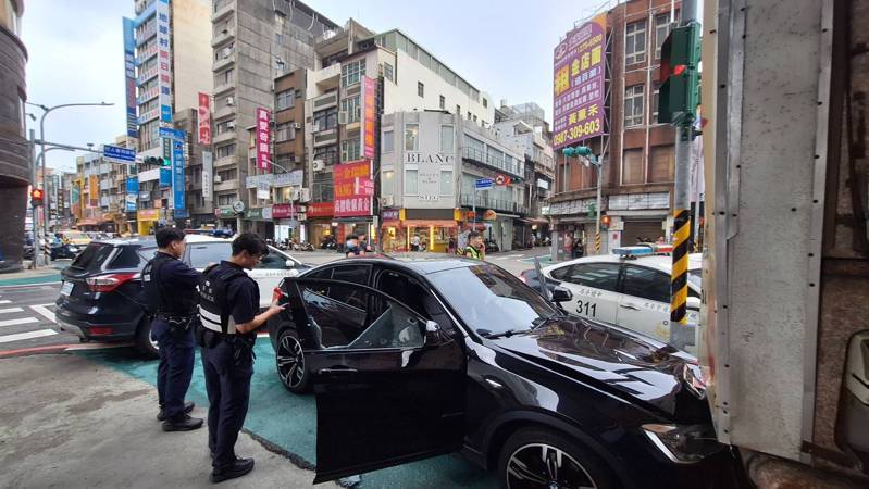 51歲的莊姓男子今下午3時許,駕駛轎車行經桃園市中壢區中正路時,突然行車路徑速度異常,最後撞上中壢客運旁柱子停下,警方巡邏經過發現莊男口吐白沫疑似癲癇發作意識不清。圖/民眾提供 51歲的莊姓男子今下午3時許,駕駛轎車行經桃園市中壢區中正路時,突然行車路徑速度異常,最後撞上中壢客運旁柱子停下,警方巡邏經過發現莊男口吐白沫疑似癲癇發作意識不清。圖/民眾提供