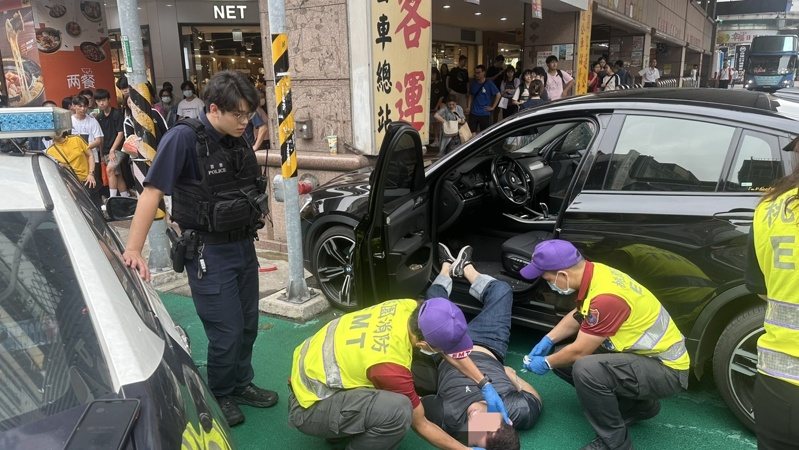 51歲的莊姓男子今下午3時許,駕駛轎車行經桃園市中壢區中正路時,突然行車路徑速度異常,最後撞上中壢客運旁柱子停下,警方巡邏經過發現莊男口吐白沫疑似癲癇發作意識不清。記者翁唯真/翻攝 51歲的莊姓男子今下午3時許,駕駛轎車行經桃園市中壢區中正路時,突然行車路徑速度異常,最後撞上中壢客運旁柱子停下,警方巡邏經過發現莊男口吐白沫疑似癲癇發作意識不清。記者翁唯真/翻攝