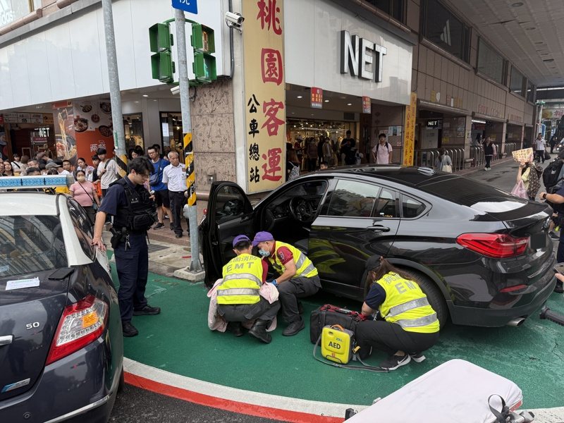 51歲的莊姓男子今下午3時許,駕駛轎車行經桃園市中壢區中正路時,突然行車路徑速度異常,最後撞上中壢客運旁柱子停下,警方巡邏經過發現莊男口吐白沫疑似癲癇發作意識不清。記者翁唯真/翻攝 51歲的莊姓男子今下午3時許,駕駛轎車行經桃園市中壢區中正路時,突然行車路徑速度異常,最後撞上中壢客運旁柱子停下,警方巡邏經過發現莊男口吐白沫疑似癲癇發作意識不清。記者翁唯真/翻攝
