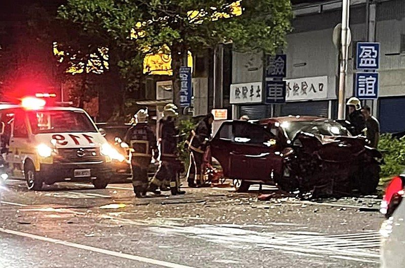 肇事車輛疑似過彎失控，高速撞上中央分隔島後彈飛，再對撞對向2車，釀成4傷1命危。圖／讀者提供