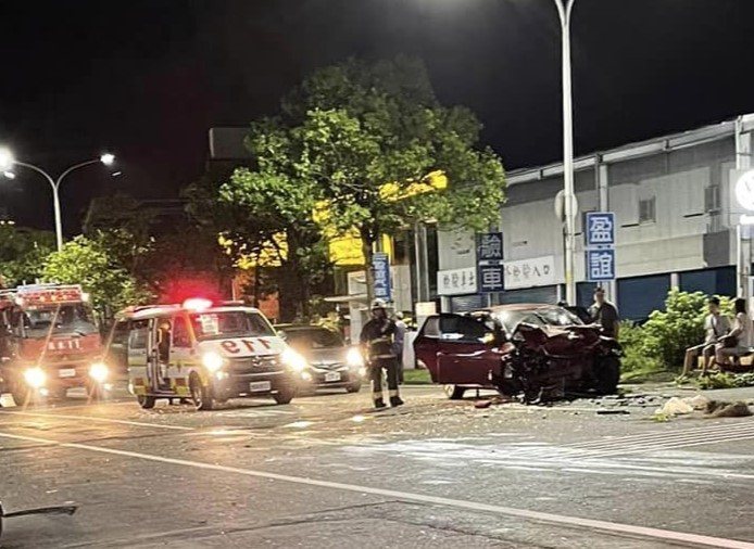 肇事車輛疑似過彎失控，高速撞上中央分隔島後彈飛，再對撞對向2車，釀成4傷1命危。圖／讀者提供