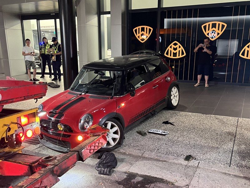 1輛迷你奧斯汀疑似過彎失控，高速撞上中央分隔島後彈飛，再撞擊對向2車，男駕駛當場失去心跳呼吸。圖／讀者提供
