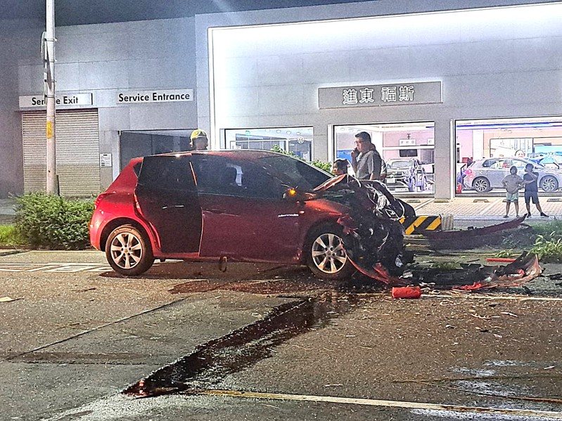 肇事車輛疑似過彎失控，高速撞上中央分隔島後彈飛，再撞擊對向2車，男駕駛當場失去心跳呼吸。圖／讀者提供