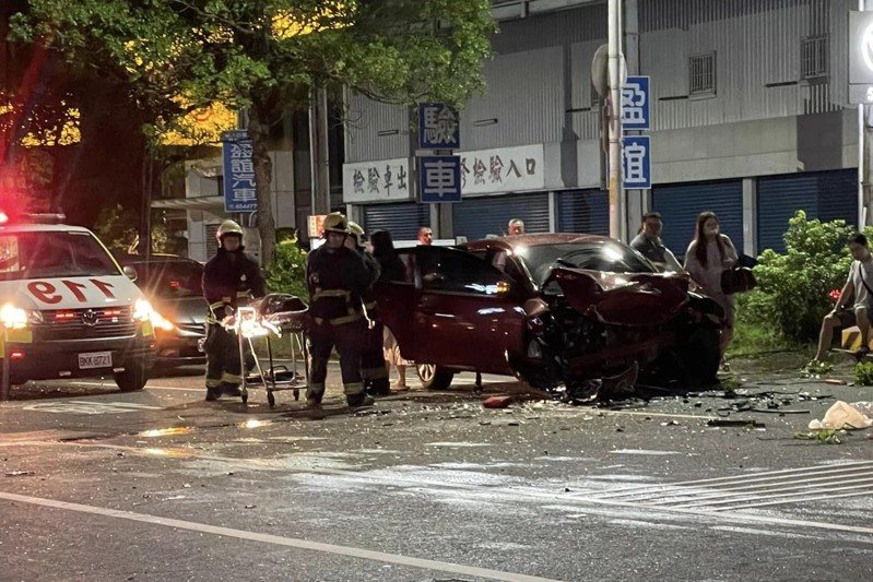 肇事車輛疑似過彎失控，高速撞上中央分隔島後彈飛，再對撞對向2車，釀成4傷1命危。圖／讀者提供