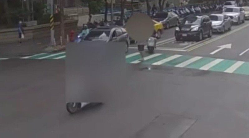 男違停不爽被機車叭尾隨，追到等紅燈下車理論女急報警。記者游明煌／翻攝