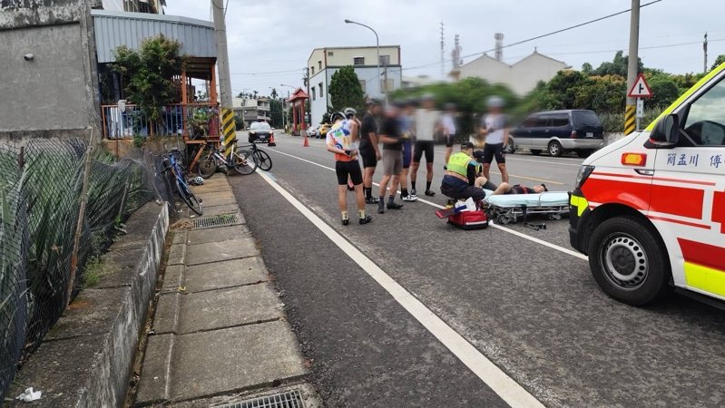 彰化縣芬園鄉大彰路139縣道,昨天上午發生黃姓自行車騎士撞上一隻竄出的流浪犬受傷送醫案件,自行車車架斷裂3截。圖/警方提供 彰化縣芬園鄉大彰路139縣道,昨天上午發生黃姓自行車騎士撞上一隻竄出的流浪犬受傷送醫案件,自行車車架斷裂3截。圖/警方提供