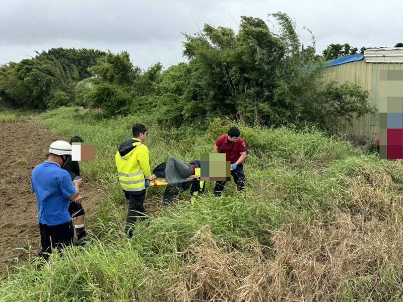桃園市大園區一名79歲陳姓老婦，上個月28日經由家屬報案失蹤，近幾日都遍尋不著，歷經5天今終於傳出好消息，有民眾在田地發現老婦倒臥草叢，意識清楚，讓家屬放下心中大石。記者周嘉茹／翻攝