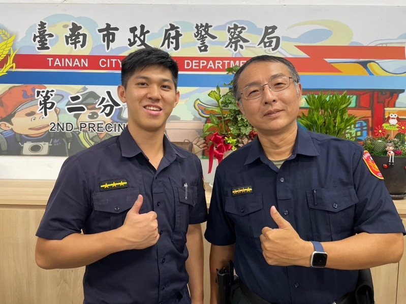 台南市警二分局海安派出所警員李俊諺（左）、副所長高德陵（右）成功拆穿假援交真詐騙手法。記者黃宣翰／翻攝