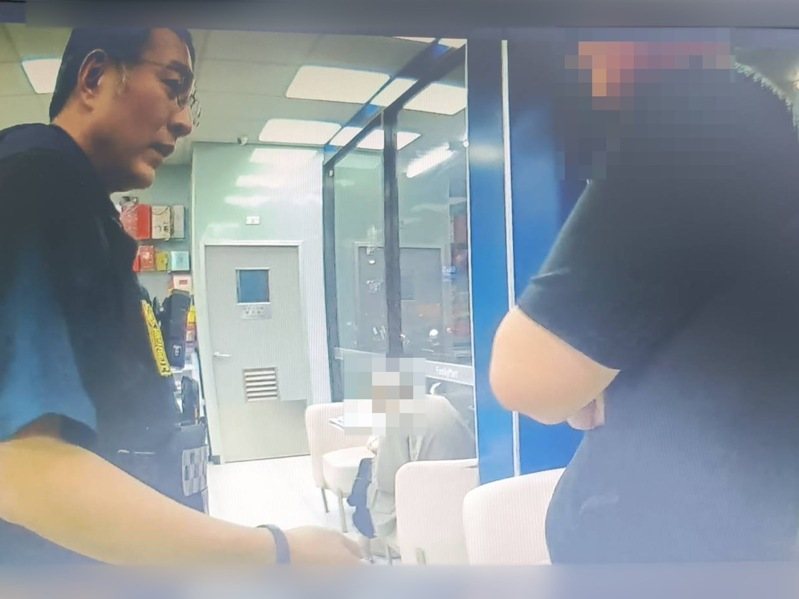 張姓男子（右）遭到網路援交詐騙，台南市警二分局海安派出所副所長高德陵（左），耐心說明保住張積蓄。記者黃宣翰／翻攝