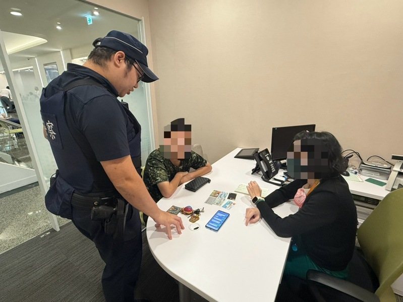 豐原警方勸阻待業男子,不要被詐騙集團利用,到銀行綁定帳戶,男子同意。圖/豐原分局提供 豐原警方勸阻待業男子,不要被詐騙集團利用,到銀行綁定帳戶,男子同意。圖/豐原分局提供