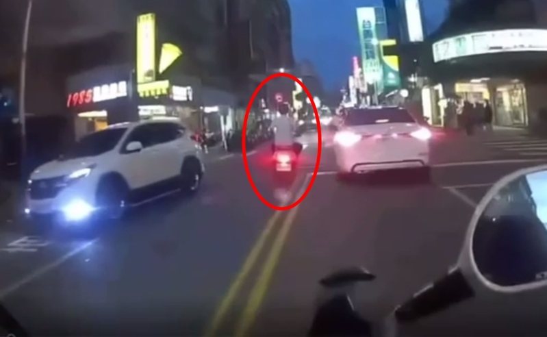 56歲徐姓男子昨天在新莊酒駕拒檢，騎機車逃逸上演警匪追逐，引起民眾圍觀、拍照上傳網路，最後被攔截圍捕壓制上銬，酒測值1.16毫克且是累犯，罰款將超過10萬元並扣車、吊扣駕照。記者林昭彰／翻攝