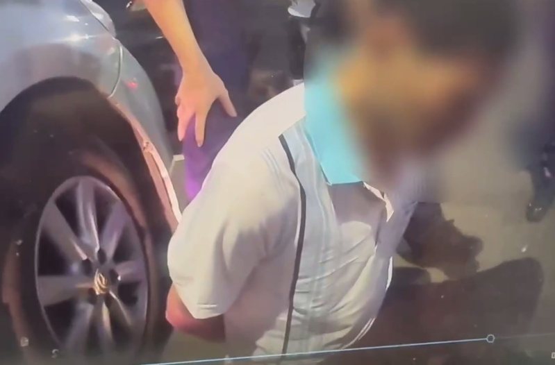 56歲徐姓男子昨天在新莊酒駕拒檢，騎機車逃逸上演警匪追逐，最後被攔截圍捕壓制上銬，酒測值1.16毫克且是累犯，罰款將超過10萬元並扣車、吊扣駕照。記者林昭彰／翻攝