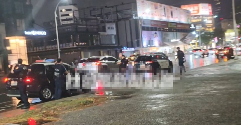 高市中央公園捷運站昨晚傳10餘名青少年發生糾紛,警方出動快打部隊到場,發現是年約15、16歲的姊弟因零用錢起口角,後警方將全數青少年帶返所,交由家長帶回。圖/取自社群「社會事新聞影音」 高市中央公園捷運站昨晚傳10餘名青少年發生糾紛,警方出動快打部隊到場,發現是年約15、16歲的姊弟因零用錢起口角,後警方將全數青少年帶返所,交由家長帶回。圖/取自社群「社會事新聞影音」