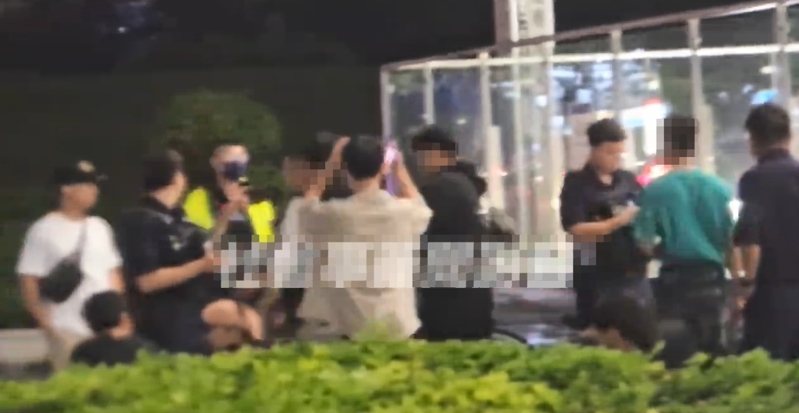 高市中央公園捷運站昨晚傳10餘名青少年發生糾紛,警方出動快打部隊到場,發現是年約15、16歲的姊弟因零用錢起口角,後警方將全數青少年帶返所,交由家長帶回。圖/取自社群「社會事新聞影音」 高市中央公園捷運站昨晚傳10餘名青少年發生糾紛,警方出動快打部隊到場,發現是年約15、16歲的姊弟因零用錢起口角,後警方將全數青少年帶返所,交由家長帶回。圖/取自社群「社會事新聞影音」