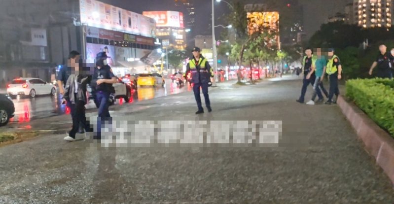 高市中央公園捷運站昨晚傳10餘名青少年發生糾紛,警方出動快打部隊到場,發現是年約15、16歲的姊弟因零用錢起口角,後警方將全數青少年帶返所,交由家長帶回。圖/取自社群「社會事新聞影音」 高市中央公園捷運站昨晚傳10餘名青少年發生糾紛,警方出動快打部隊到場,發現是年約15、16歲的姊弟因零用錢起口角,後警方將全數青少年帶返所,交由家長帶回。圖/取自社群「社會事新聞影音」