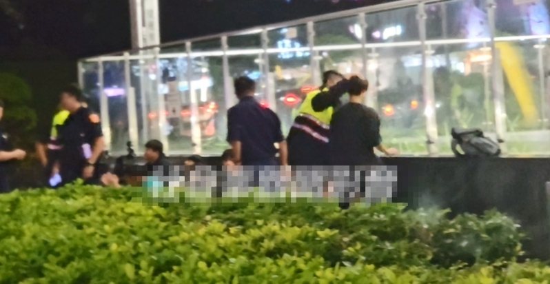 高市中央公園捷運站昨晚傳10餘名青少年發生糾紛,警方出動快打部隊到場,發現是年約15、16歲的姊弟因零用錢起口角,警方對一名少年摸摸頭勸說。圖/取自社群「社會事新聞影音」 高市中央公園捷運站昨晚傳10餘名青少年發生糾紛,警方出動快打部隊到場,發現是年約15、16歲的姊弟因零用錢起口角,警方對一名少年摸摸頭勸說。圖/取自社群「社會事新聞影音」