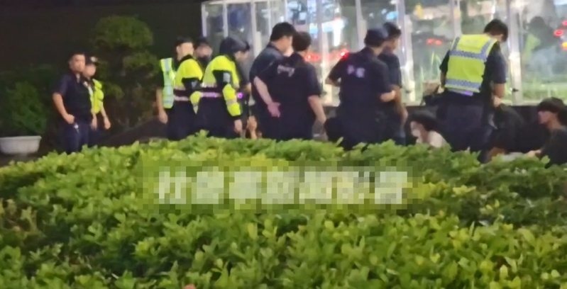 高市中央公園捷運站昨晚傳10餘名青少年發生糾紛,警方出動快打部隊到場,發現是年約15、16歲的姊弟因零用錢起口角,後警方將全數青少年帶返所,交由家長帶回。圖/取自社群「社會事新聞影音」 高市中央公園捷運站昨晚傳10餘名青少年發生糾紛,警方出動快打部隊到場,發現是年約15、16歲的姊弟因零用錢起口角,後警方將全數青少年帶返所,交由家長帶回。圖/取自社群「社會事新聞影音」