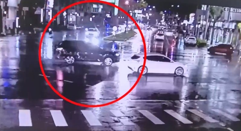 高雄市一輛轎車昨深夜10時許在民族一路與華夏路口自撞號誌桿，駕駛棄車逃逸；圖為事發前，轎車經過民族一路的畫面。記者石秀華／翻攝