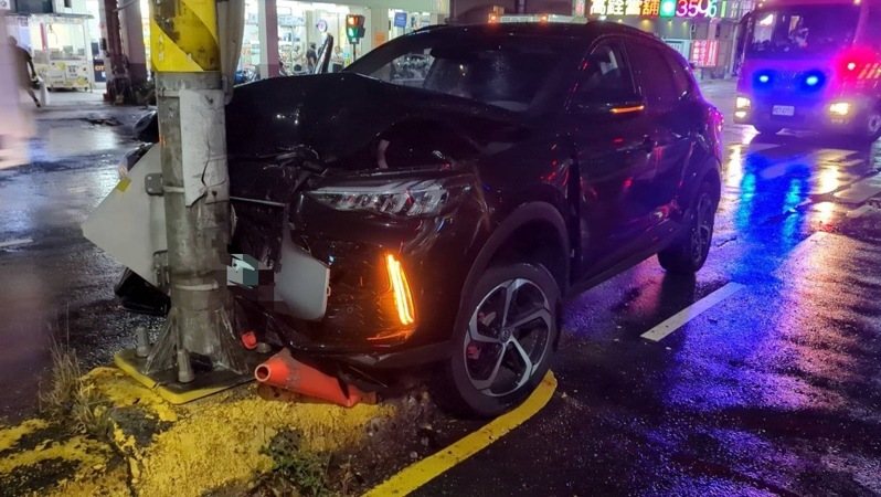 高雄市一輛轎車昨深夜10時許在民族一路與華夏路口自撞號誌桿，車頭凹陷，駕駛棄車逃逸。記者石秀華／翻攝