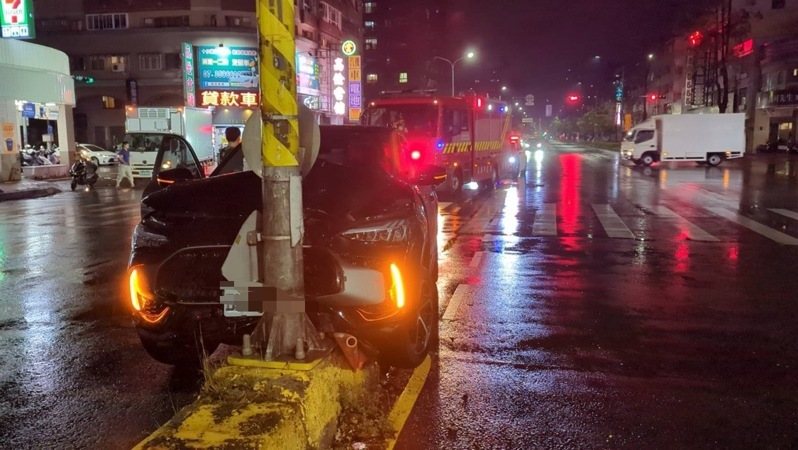 高雄市一輛轎車昨深夜10時許在民族一路與華夏路口自撞號誌桿，車頭凹陷，駕駛棄車逃逸。記者石秀華／翻攝