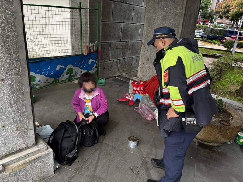 桃園一名58歲陳姓女子和家人吵架賭氣離家,警方獲報後發現女子曾到公益據點領餐,隨即在公園內發現女子。記者周嘉茹/翻攝 桃園一名58歲陳姓女子和家人吵架賭氣離家,警方獲報後發現女子曾到公益據點領餐,隨即在公園內發現女子。記者周嘉茹/翻攝