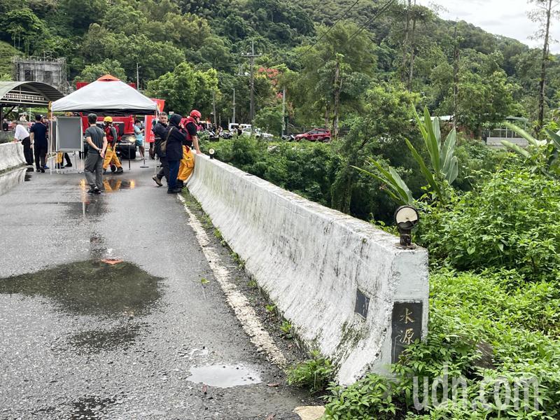花蓮縣美崙溪上游水源橋下方，今天下午傳出疑似老翁落水意外，警消人員趕往搜救。記者王燕華／攝影