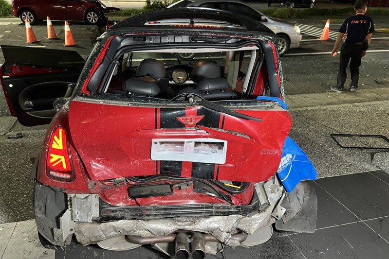肇事的Mini車身凹陷、玻璃碎裂、輪胎變形，陳男駕駛送醫不治。圖／民眾提供