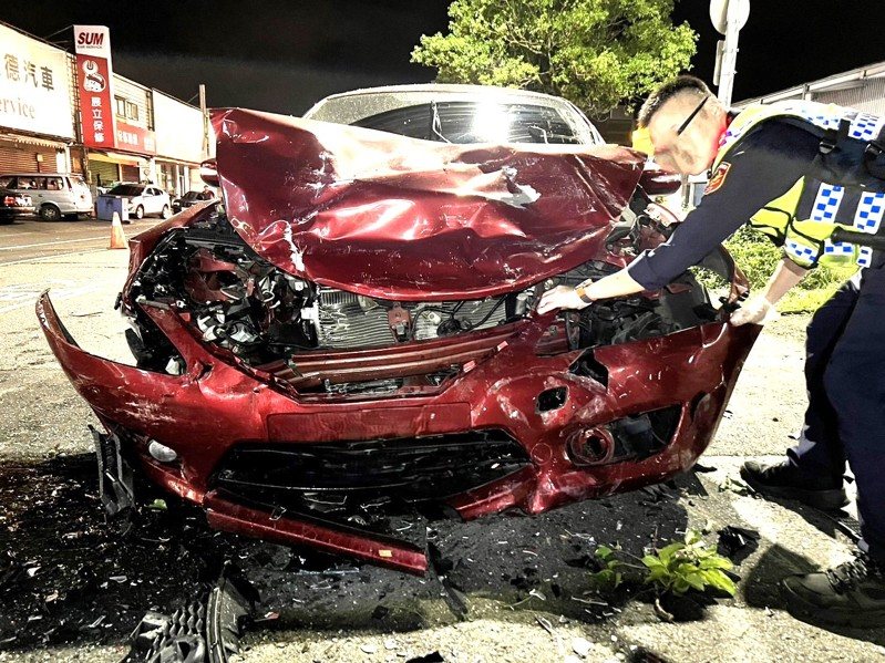 被撞的第一輛紅車NISSAN Tiida，車頭被撞爛，零件四散。圖／警方提供