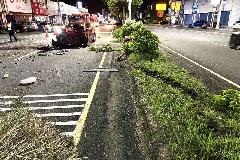 車禍發生在五結鄉與羅東鎮交界的光榮北路，現場一片混亂，分隔島的草皮被剷起，留下一道輾壓車痕。圖／警方提供