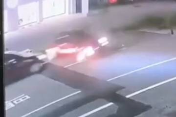 監視器畫面中，肇事英國Mini Cooper高速撞上分隔島後，衝到對向車道，正面撞上Tiida紅車，Tiida車頭被撞爛。圖／翻攝監視器畫面