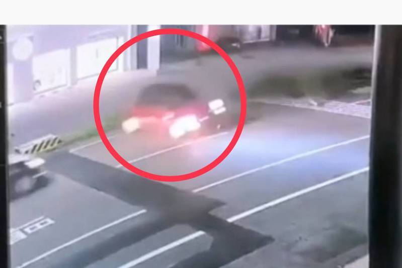 監視器畫面，肇事英國Mini Cooper高速撞上分隔島後，衝到對向車道，正面剛好一輛Tiida紅車，兩車撞擊。圖／翻攝監視器畫面