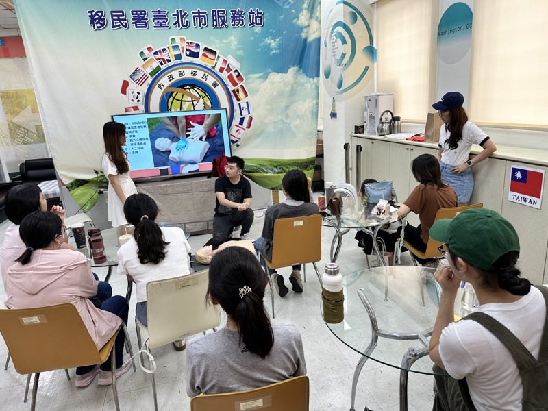 移民署台北市服務站舉辦新二代親善大使培力課程,請到新二代男護理師張庭維教傳授心肺復甦術課程。記者翁至成/翻攝 移民署台北市服務站舉辦新二代親善大使培力課程,請到新二代男護理師張庭維教傳授心肺復甦術課程。記者翁至成/翻攝